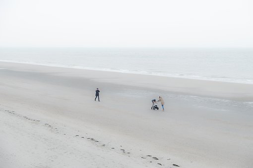 家長們應該鼓勵孩子積極參與,并在活動中...