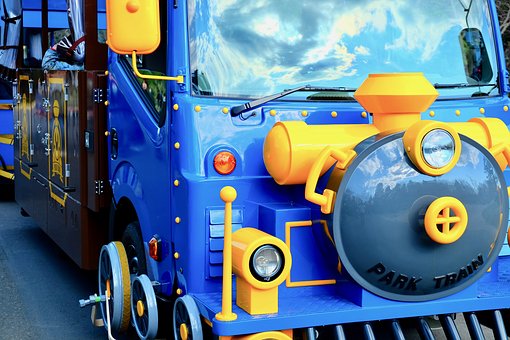 在公共場合,孩子如果表現出挑釁行為,家長...