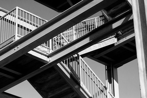 適合幼兒的教育游戲:拖拉玩具和保齡球