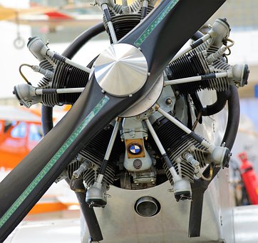 家長陪孩子玩游戲,通過游戲語言增加和孩子的溝通能力