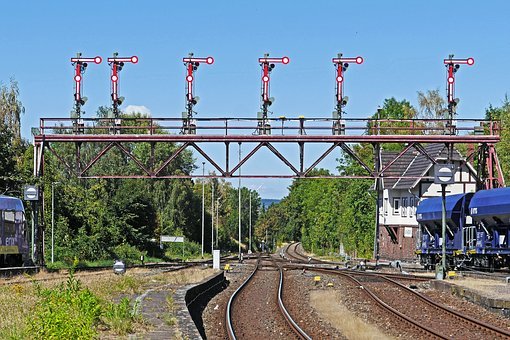 “跟我媽。她比我爸成熟、會說話,她總是...