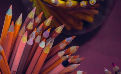 在這種情況下,既要堅持夯實語言基礎,也不...