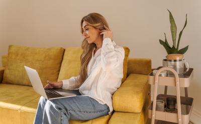 雖然報(bào)班多,但是他學(xué)習(xí)效率高,每天晚上7...