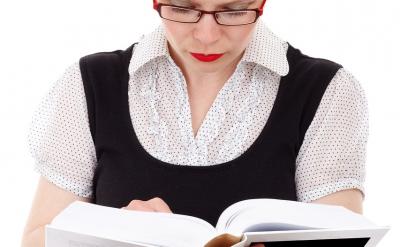 一邊看筆記,一邊回憶老師講課的場景,找出...