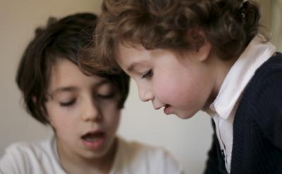 允許孩子發泄情緒,理解和關心孩子的情緒