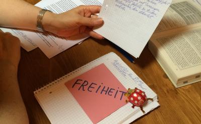 �W����������