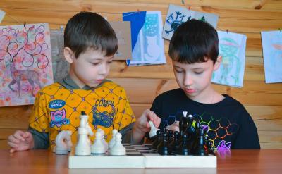 孩子說(shuō)“媽媽?zhuān)液弈恪?></center></p>
<h3>孩子說(shuō)“媽媽?zhuān)液弈恪?/h3><p>當(dāng)孩子說(shuō)出這句話時(shí),通常是因?yàn)樗麄冊(cè)跉忸^上。他們可能不知道如何恰當(dāng)?shù)乇磉_(dá)自己的情感和情緒,所以用“我恨你”來(lái)代替。作為家長(zhǎng),我們不應(yīng)該被激怒,也不應(yīng)該輕易相信孩子的話。我們應(yīng)該平靜地回應(yīng)孩子,告訴他們我們理解他們的不高興,但也要堅(jiān)持必須走的決定。我們要讓孩子感到我們的愛(ài),而不是被他們的話所傷害。當(dāng)孩子能夠真實(shí)地表達(dá)自己的情感時(shí),我們應(yīng)該感到欣慰,因?yàn)檫@意味著我們和孩子之間建立了親密和信任的關(guān)系。</p><h3>孩子說(shuō)“我肚子疼”</h3><p>當(dāng)孩子在面臨比賽、演出或小測(cè)驗(yàn)等情況時(shí),他們通常會(huì)在前一天晚上出現(xiàn)一些小毛病,這實(shí)際上是緊張情緒在作怪。有時(shí)候,孩子可能想要退縮,但又擔(dān)心被責(zé)怪,所以會(huì)耍些小聰明來(lái)逃避。作為家長(zhǎng),我們不應(yīng)該武斷地認(rèn)為孩子的疼痛是想象出來(lái)的。相反,我們應(yīng)該關(guān)心孩子的感受,并幫助他們緩解不適。如果孩子因?yàn)楸荣惢蜓莩龆械讲贿m,我們不應(yīng)該輕易同意他們退出,而是鼓勵(lì)他們接受失敗,并一次又一次地嘗試。如果孩子想逃避小測(cè)驗(yàn),我們應(yīng)該陪他們重新溫習(xí)知識(shí),并幫助他們建立信心。</p><p><center><img src=