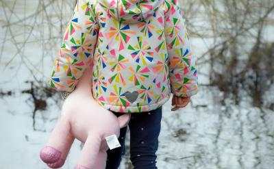 1、自讀詩詞。請同學(xué)們借助注釋四人小組試...