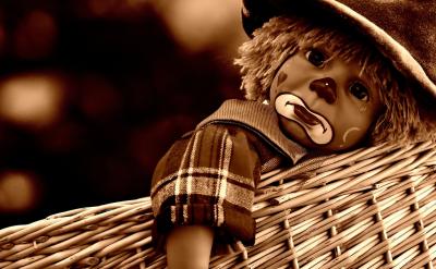 1. 孩子盤腿坐在沙發(fā)上,將雙手放在膝蓋上...