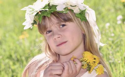 A.dozen booksB.dozens books