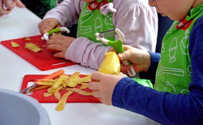 2、動手制作:把卡紙剪成你想要的形狀(比...