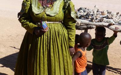 - 熱傳遞:熱傳遞是指熱量從高溫物體向低溫...