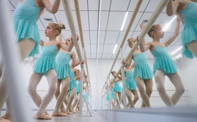 以身作則,樹立榜樣