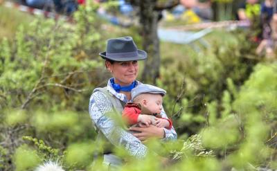 3.充分利用試題中的背景材料。分辨選擇題的...