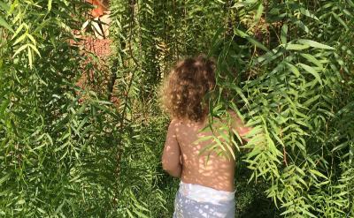 為了幫助孩子更好地平衡學習和戀愛,家長可...