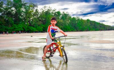 在做完型填空題時,通常先弄清語境,并依據...